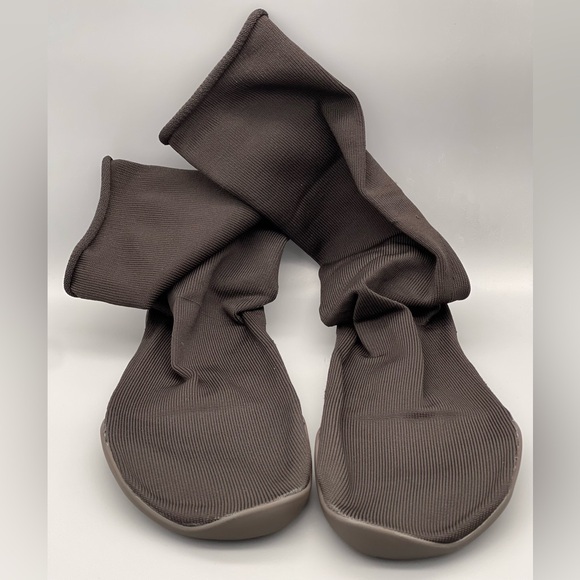 YZY PODS (Yeezy Pods) Size 3 (US 11-13) - Black - YZYPODBLK - Brand New, In Hand - Picture 2 of 3